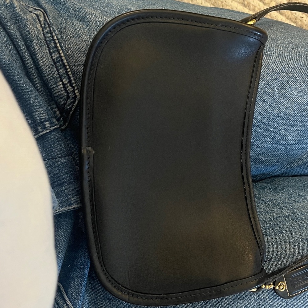 I don't have this bag anymore do not offer. Crossbody 9031 Bag Black Made in US - Picture 12 of 13